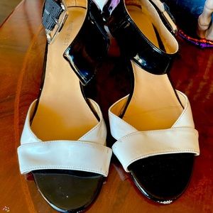 Woman’s shoes size 7